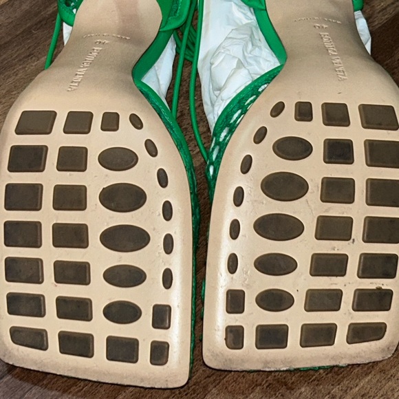 1000% Authentic Bottega Veneta Stretch Lace-Up Sandal in the color Grass. - Picture 5 of 9
